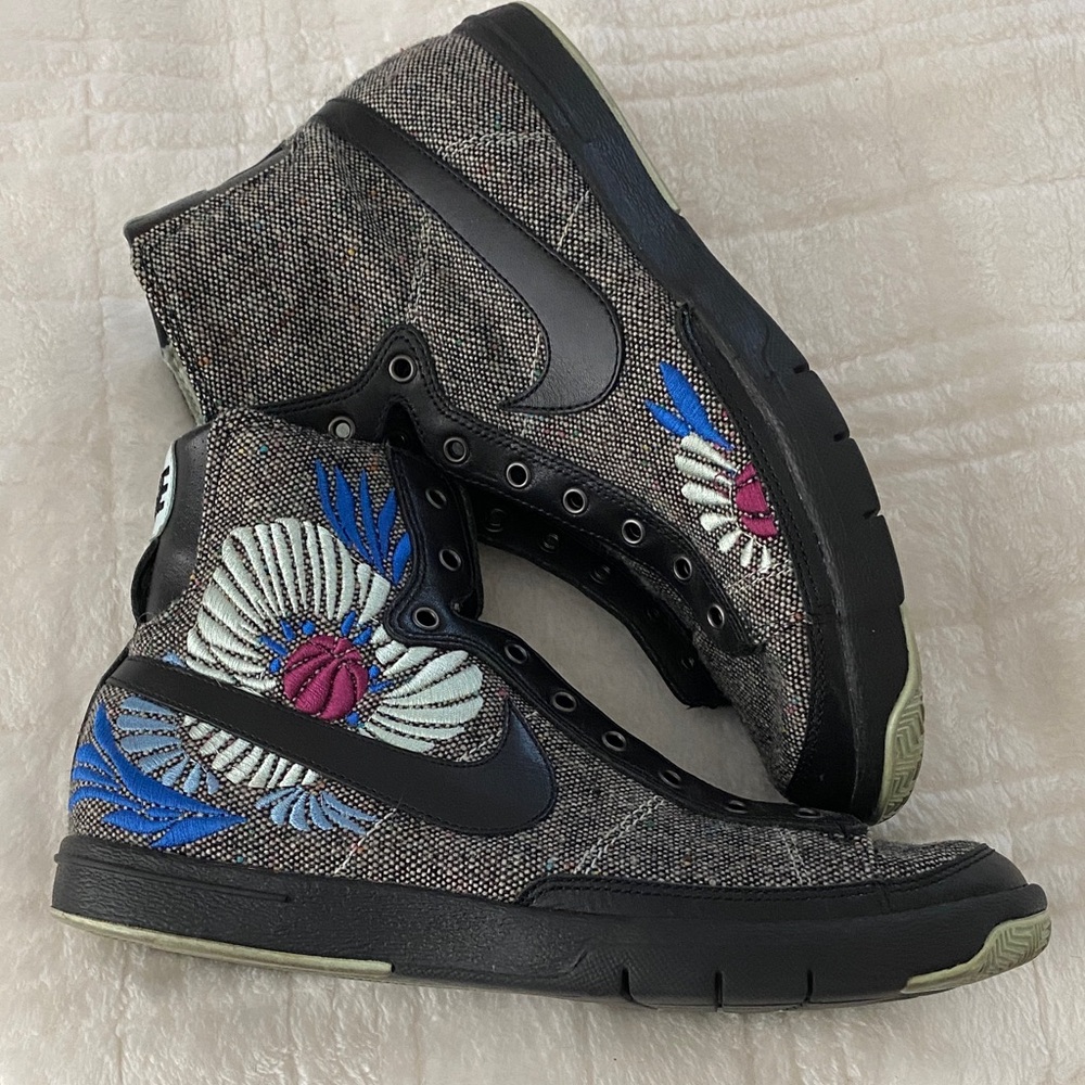 Nike Women's Black and Blue High-Top Sneakers
